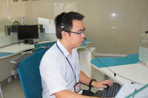 龔書恒在認真接聽供水客服熱線